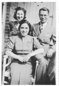 sternfeld_edith_with_brother_martin_and_his_wife_molly_jpg()(F72F55D018125D640EBDF423A45BAD09)